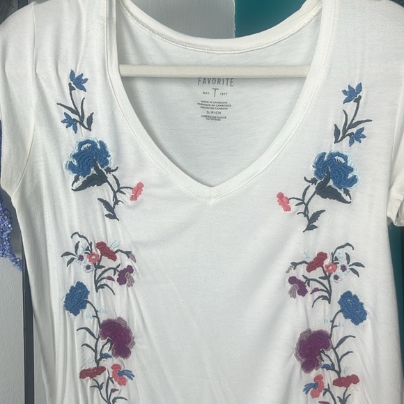 American Eagle size small embroidered white short sleeve V-neck T-shirt - Picture 4 of 5